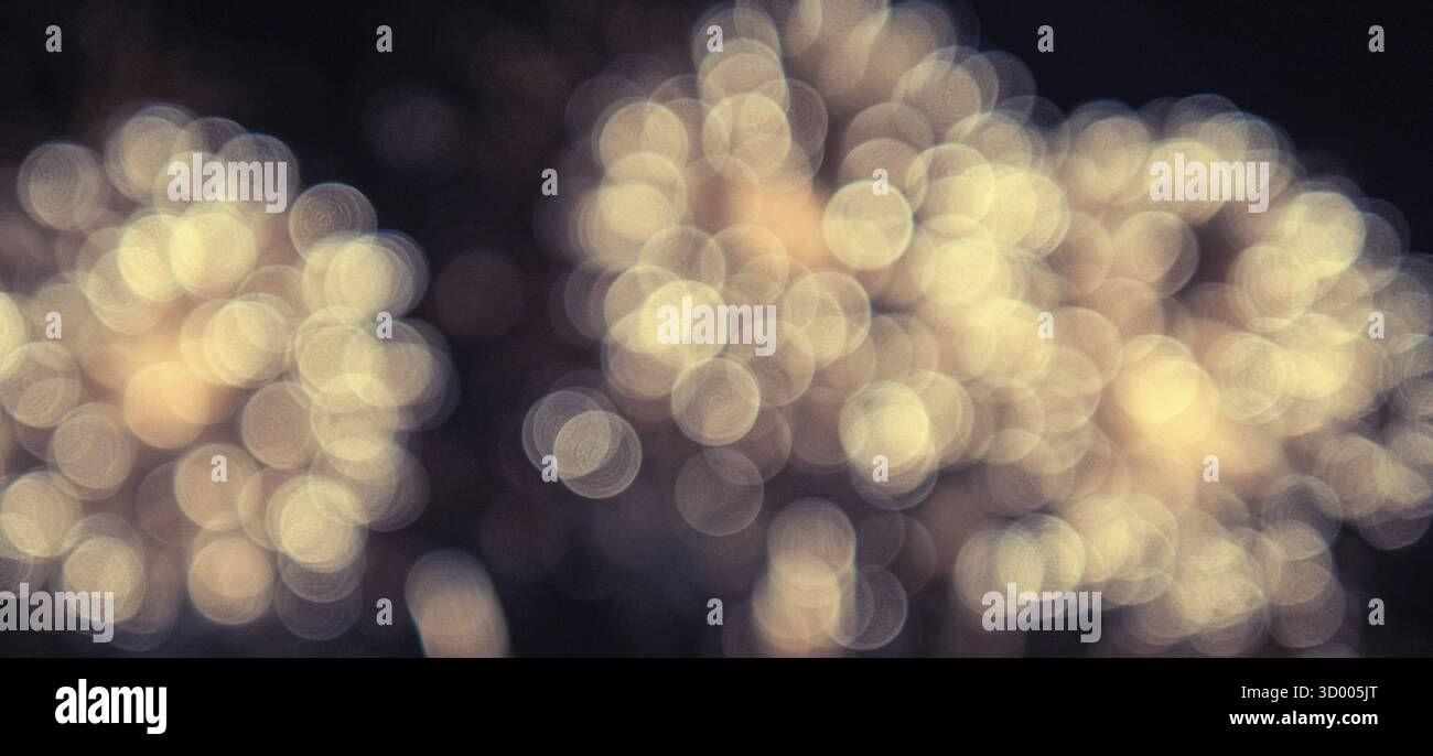 Das Bild ist ein verschwommenes Feuerwerk am Himmel. Das Feuerwerk ist im gesamten Bild verstreut, wobei einige näher am Zentrum und andere weiter entfernt sind Stockfoto