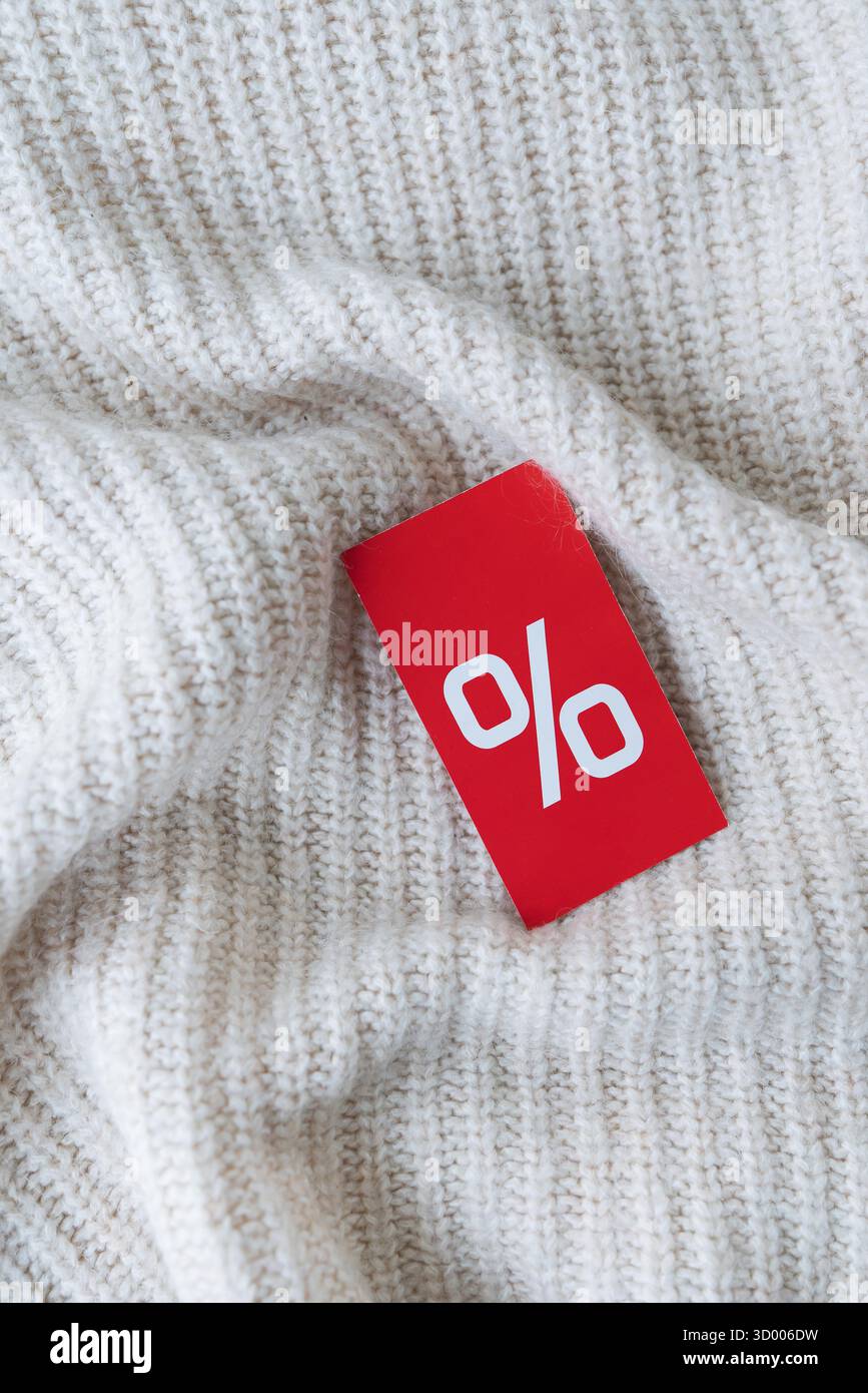 Black-friday-Angebote oder Rabattbanner. Rotes Etikett mit Prozentsatz, Rabatt auf gestrickten Hintergrund. Vorlage für Werbung, Werbung, Internet, Social n Stockfoto