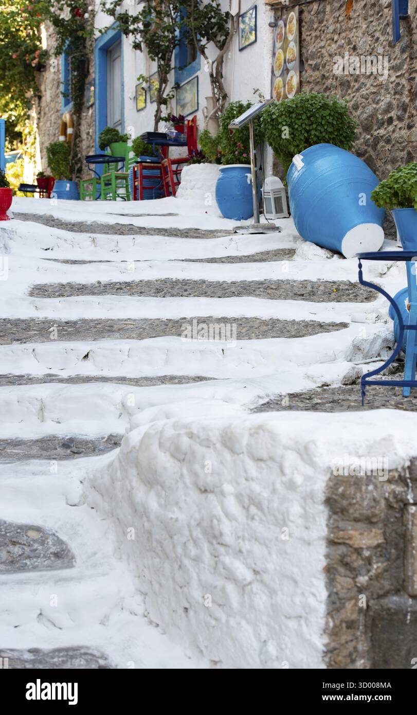 Alte weiße berühmte Treppe in Kos Stadt mit seinem Fischrestaurant auf der Insel Kos Griechenland Alte weiße berühmte Treppe in Kos Stadt mit Fischresta Stockfoto