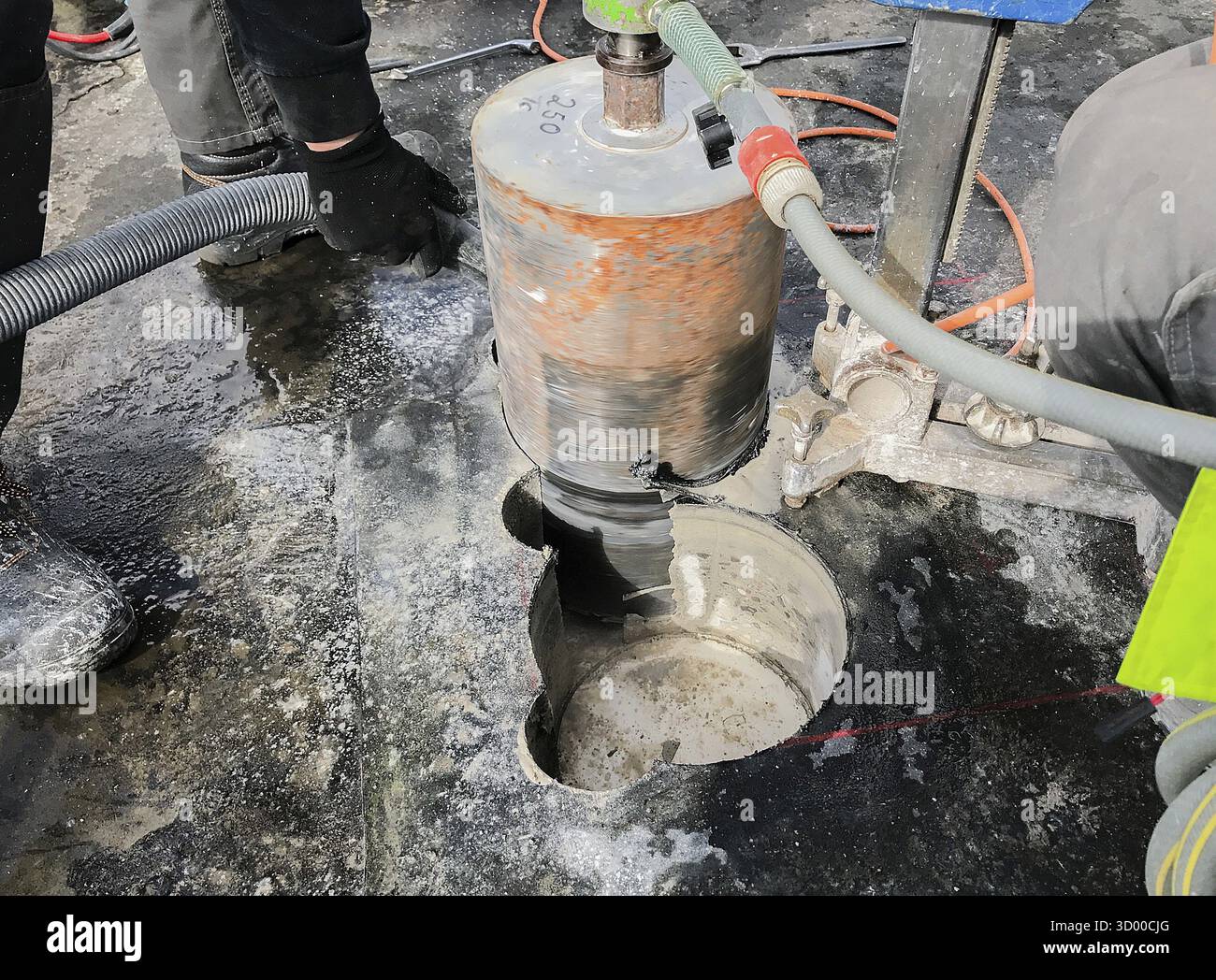 Kernbohrung durch eine Gebäudedecke Kernbohrung durch eine Gebäudedecke Stockfoto