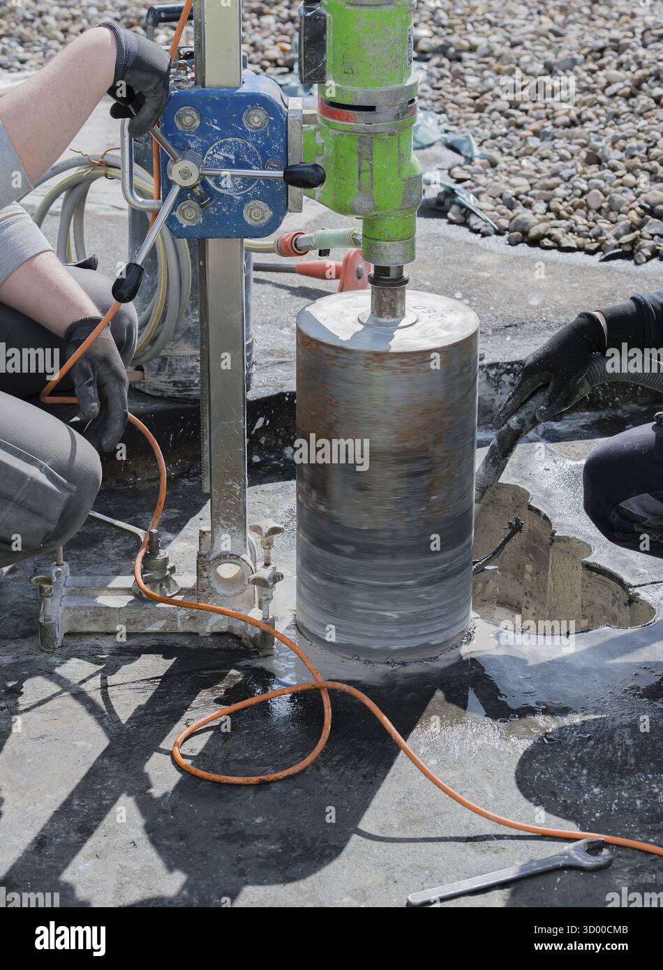 Kernbohrung durch eine Gebäudedecke Kernbohrung durch eine Gebäudedecke Stockfoto