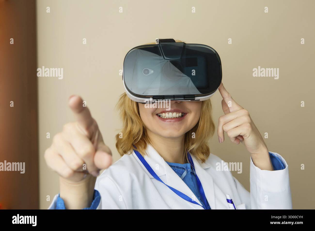 Arzt in Gläsern der virtuellen Realität im Krankenhaus Stockfoto