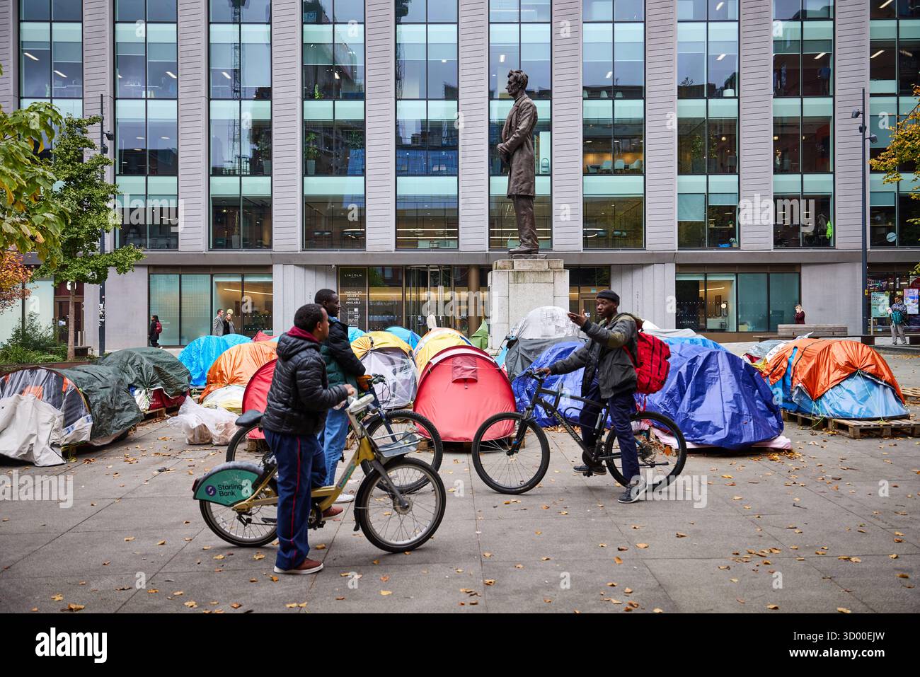 Manchester Abraham Lincoln Statue am Lincoln Square, heimatloses Zeltdorf Stockfoto