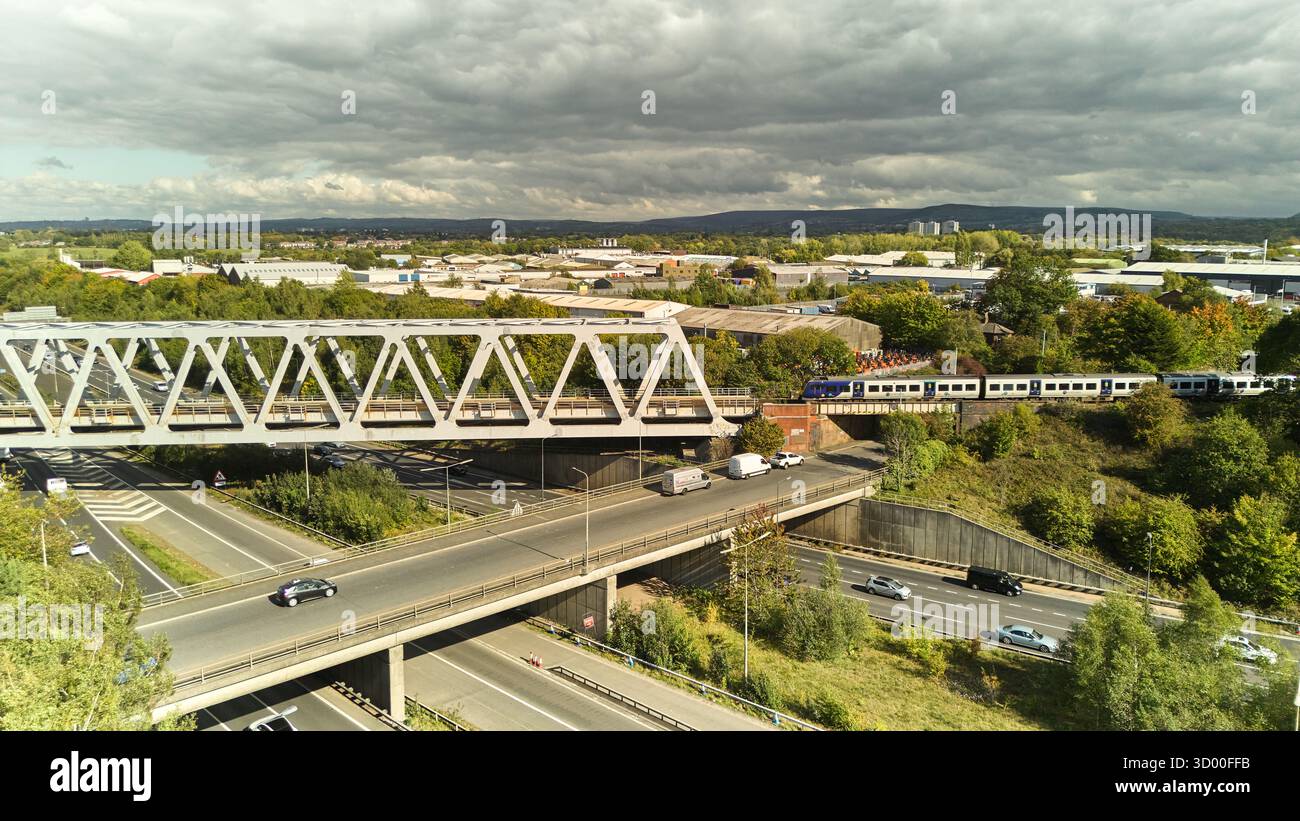 Die Brinnington Eisenbahnbrücke überquert die Autobahn m60 Stockfoto