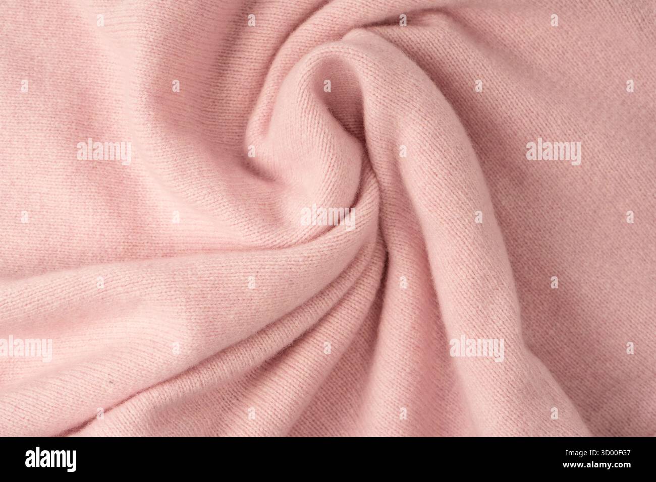 Weicher rosafarbener Kaschmir-Pullover mit Textur im Hintergrund. Draufsicht. Stockfoto