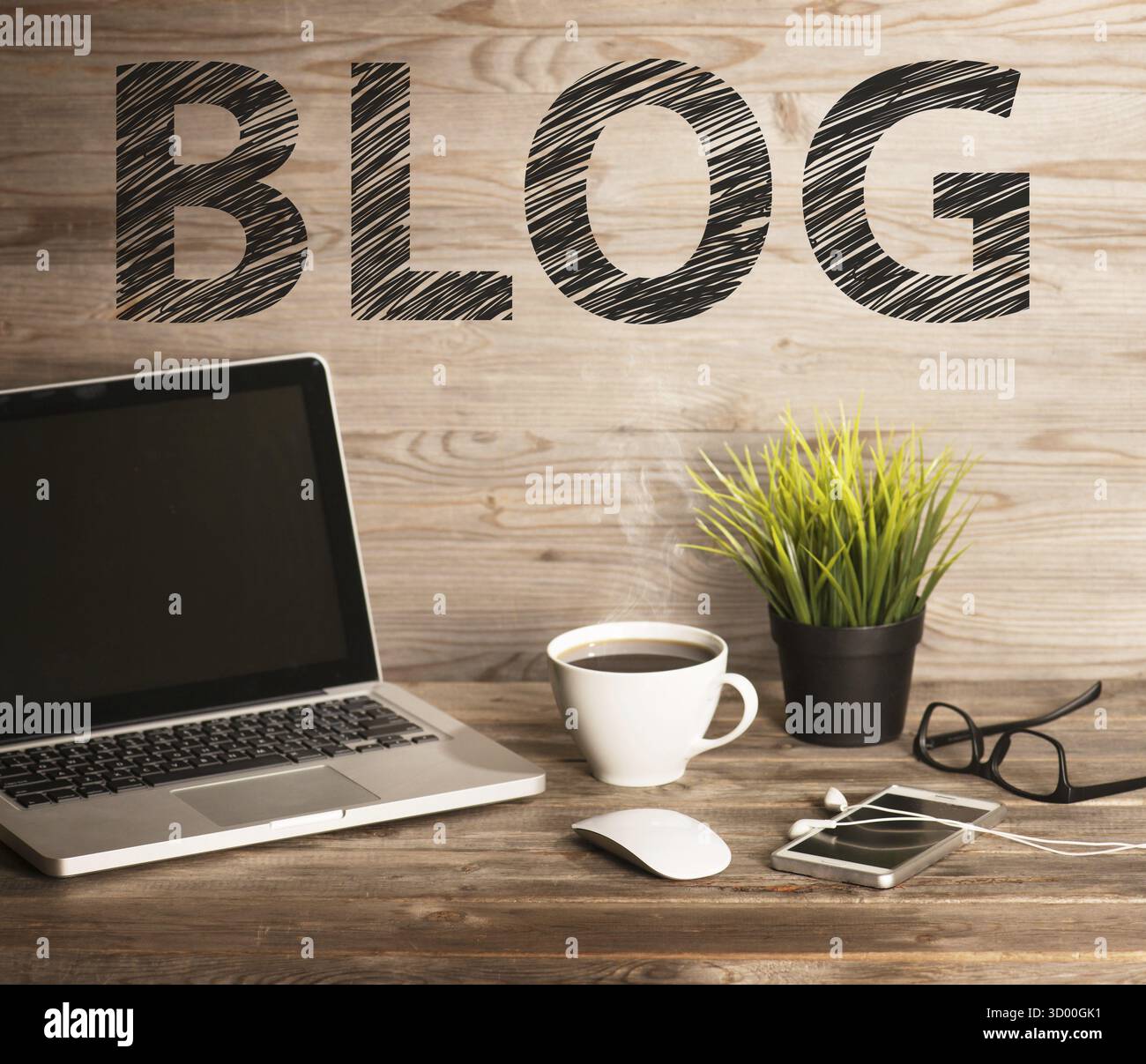 Blog-Text mit Computertastatur, Tasse Kaffee und Pflanztopf. Holztischhintergrund in Vintage-Farbtönen Stockfoto