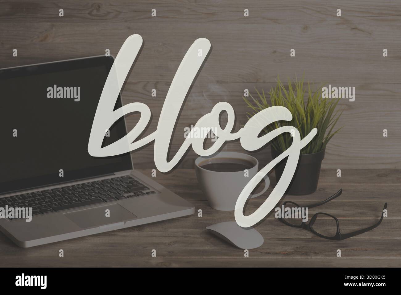 Blog-Text mit Computertastatur, Tasse Kaffee und Pflanztopf. Holztischhintergrund in Vintage-Farbtönen Stockfoto