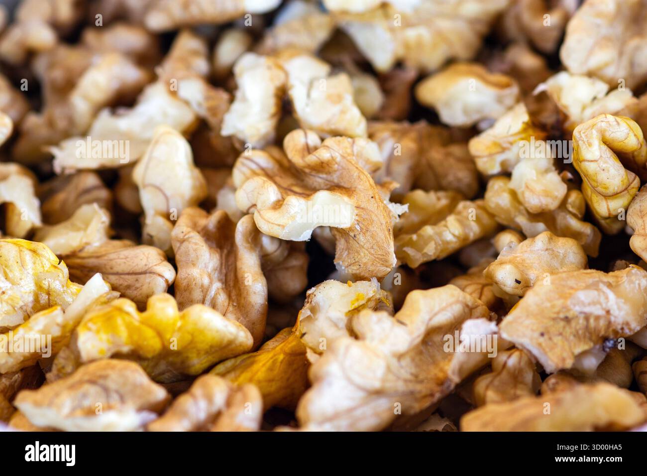 Muschelstücke aus Walnussholz auf Küchentisch Stockfoto