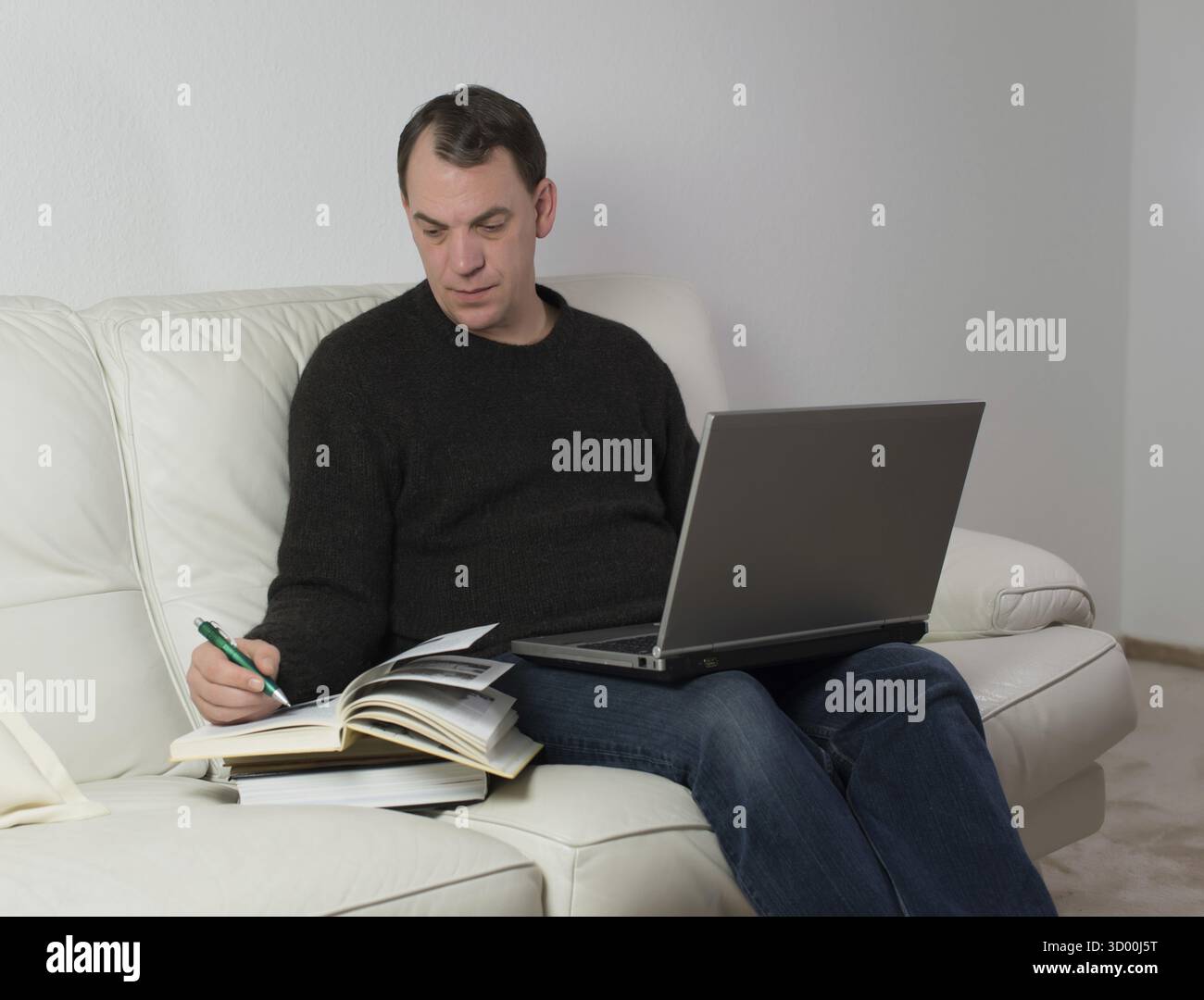 Mann von zu Hause aus studieren Stockfoto