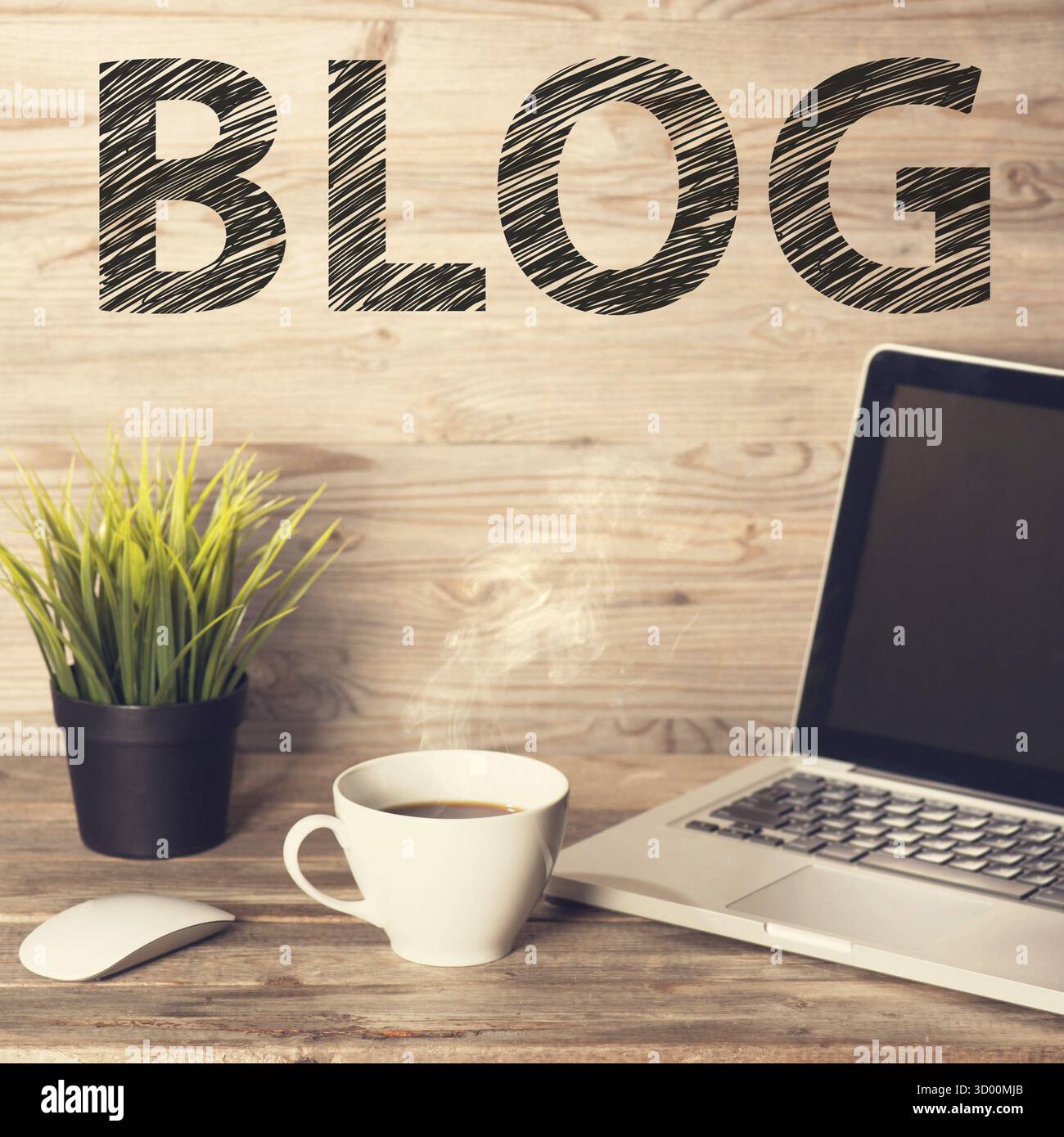 Blog-Text mit Computertastatur, Tasse Kaffee und Pflanztopf. Holztischhintergrund in Vintage-Farbtönen Stockfoto