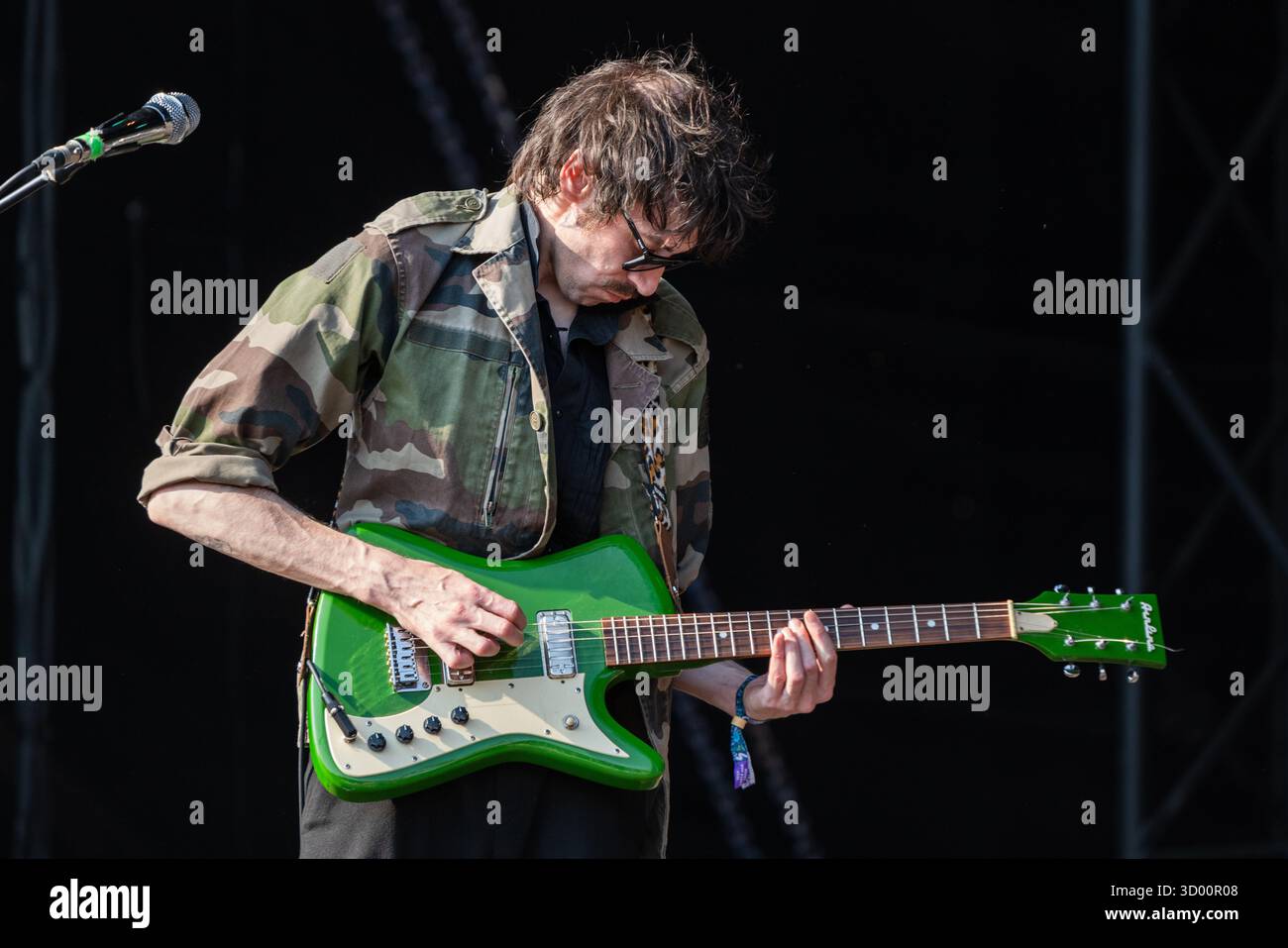 WARMDUSCHER, KONZERT, 2025: Adam J. Harmer (Quicksand) an der Gitarre der Rockband Warmduscher spielt auf der Bergbühne. Brecon, Wales, Großbritannien, 17. August 2025. Das Green Man Festival 2025. Foto: Rob Watkins/Alamy Live News. INFO: Warmduscher ist eine 2014 in London gegründete Band, die Funk, Punk und verschlafenen Rock mit surrealem Humor verbindet. Bekannt für wilde Live-Shows, sorgt der krasselige Sound für Chaos und Groove. Stockfoto