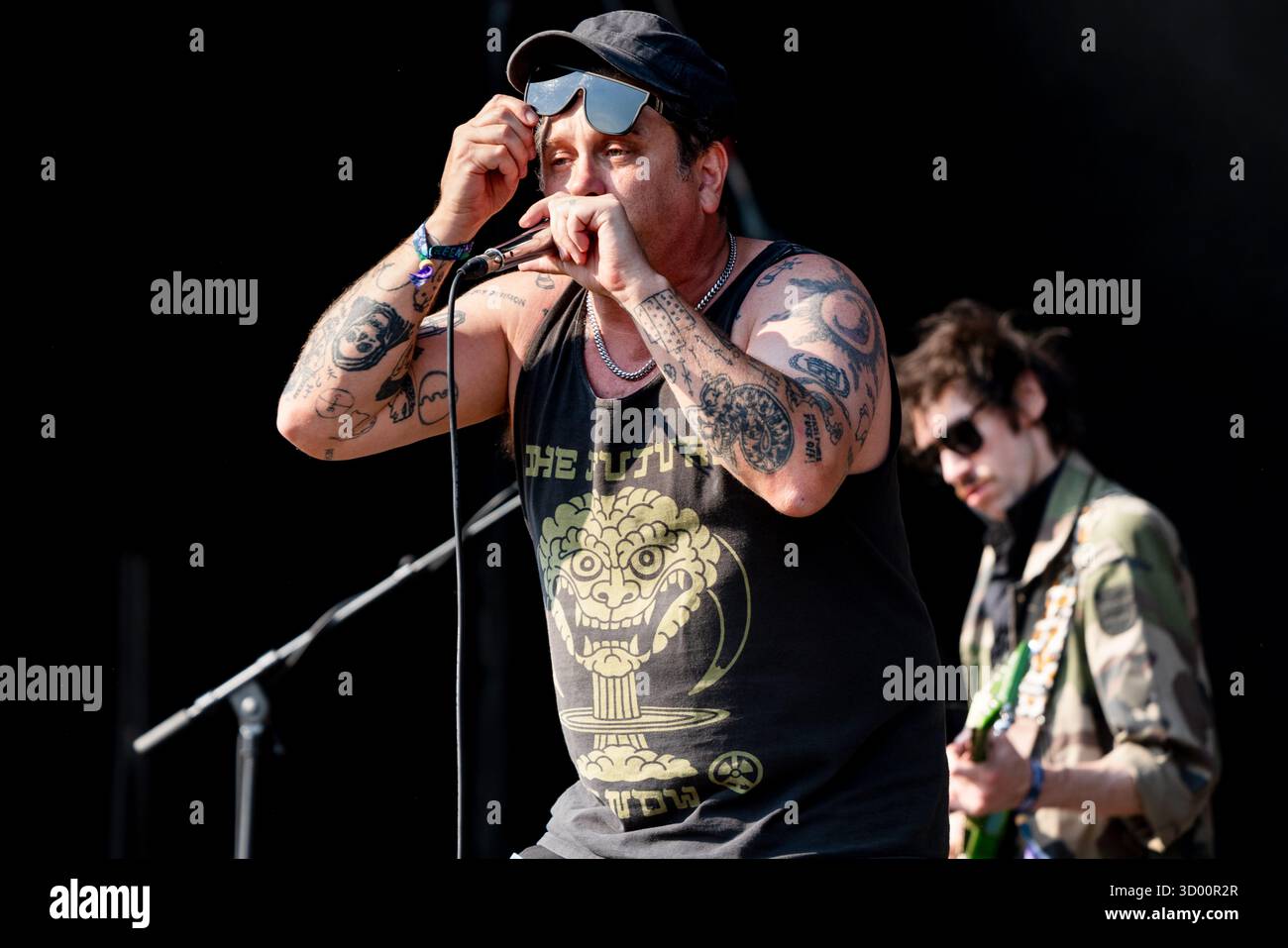 WARMDUSCHER, KONZERT, 2025: Craig Higgins (Cams Baker Jr.) von der Rockband Warmduscher spielt auf der Bergbühne. Brecon, Wales, Großbritannien, 17. August 2025. Das Green Man Festival 2025. Foto: Rob Watkins/Alamy Live News. INFO: Warmduscher ist eine 2014 in London gegründete Band, die Funk, Punk und verschlafenen Rock mit surrealem Humor verbindet. Bekannt für wilde Live-Shows, sorgt der krasselige Sound für Chaos und Groove. Stockfoto