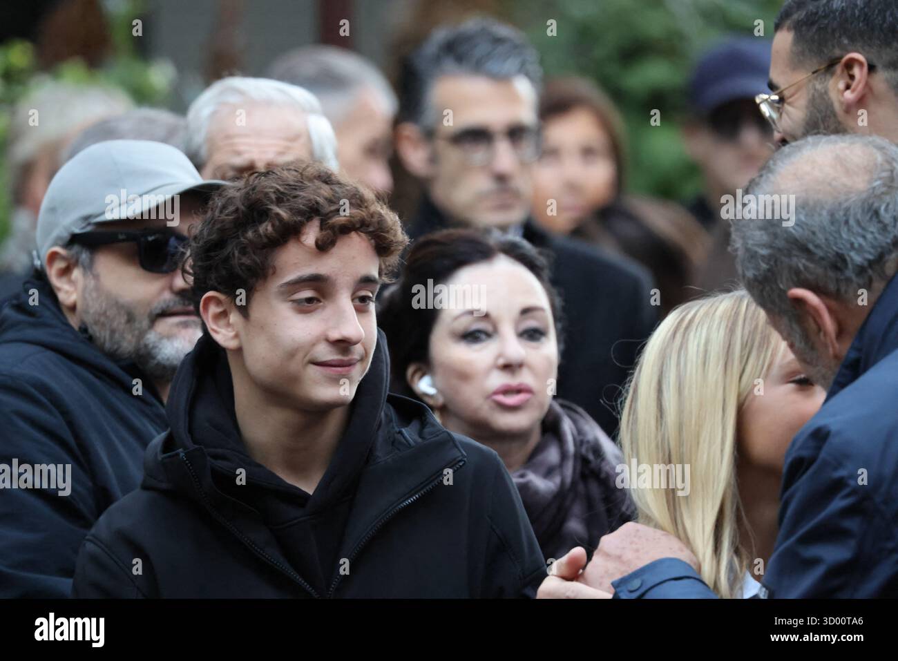 Paris, Frankreich. Oktober 2025. Bitte verstecken Sie die Gesichter der Kinder vor der Veröffentlichung - Jean Sarkozys Sohn in Nicolas Sarkozys Wohnung vor seiner Abreise ins La Sante Gefängnis wegen einer fünfjährigen Haftstrafe wegen krimineller Verschwörung. Paris, Frankreich, 21. Oktober 2025. Nicolas Sarkozy, der seit seiner Wiederwahl im Jahr 2012 mit einer Flut von juristischen Problemen konfrontiert ist, soll am 21. Oktober 2025 wegen eines Plans zur Beschaffung libyscher Mittel für seine erfolgreiche Präsidentschaftswahl 2007 inhaftiert werden. Damit wird er der erste ehemalige Chef eines Landes der Europäischen Union, der Zeit hinter Gittern verbüßt. Das ehemalige französische Bohrfahrzeug Stockfoto