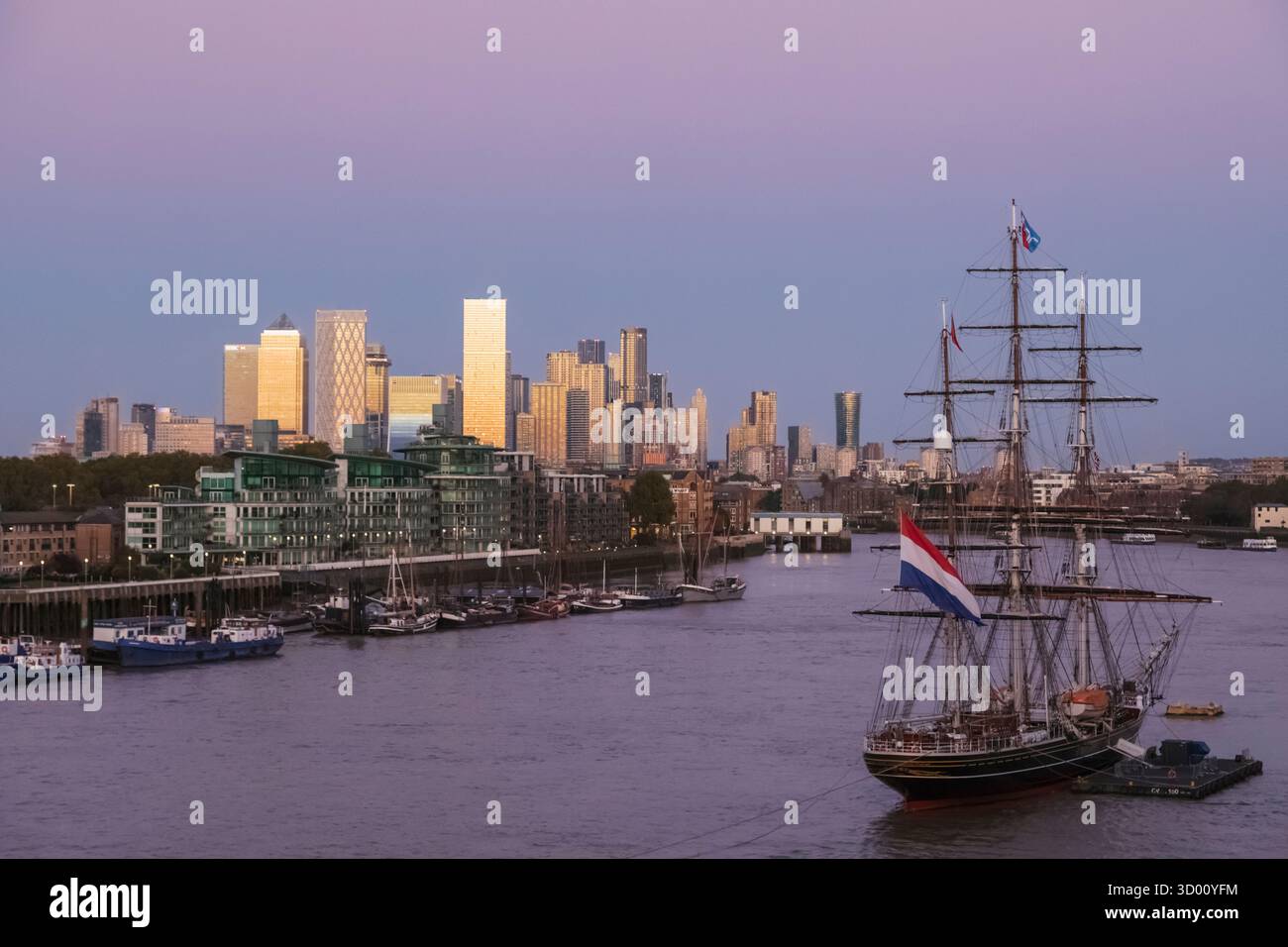 England, London, Docklands, Themse und Canary Wharf Skyline mit dem Stad Amsterdam at Dawn Stockfoto