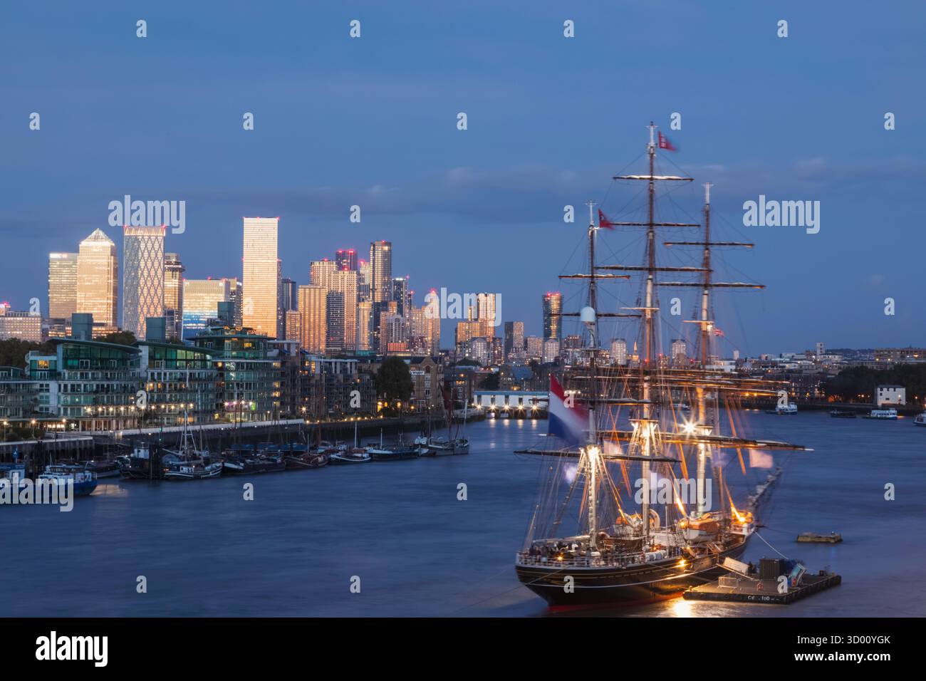 England, London, Docklands, Themse und Canary Wharf Skyline mit dem Stad Amsterdam at Dawn Stockfoto