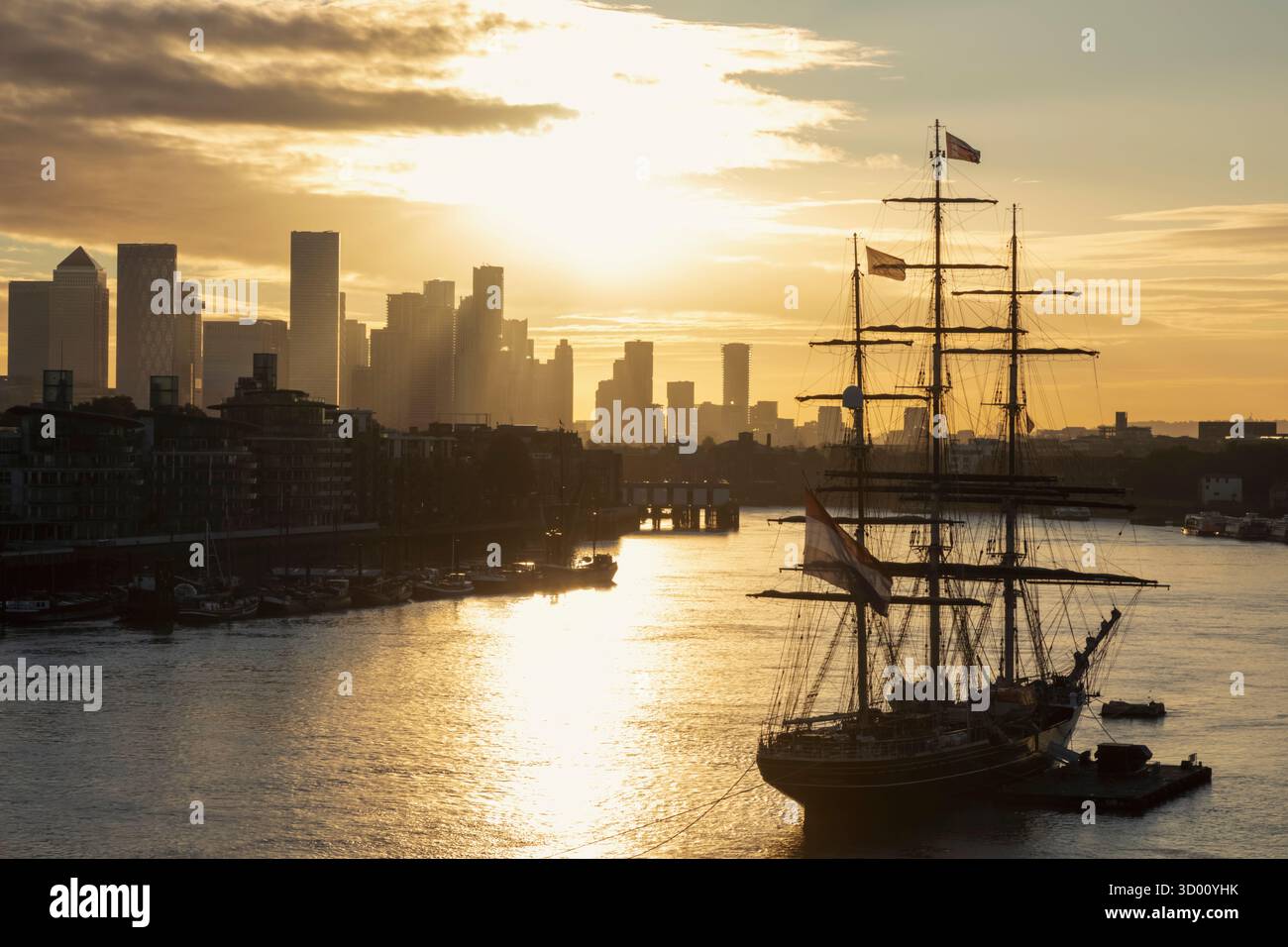 England, London, Docklands, Themse und Canary Wharf Skyline mit dem Stad Amsterdam at Dawn Stockfoto