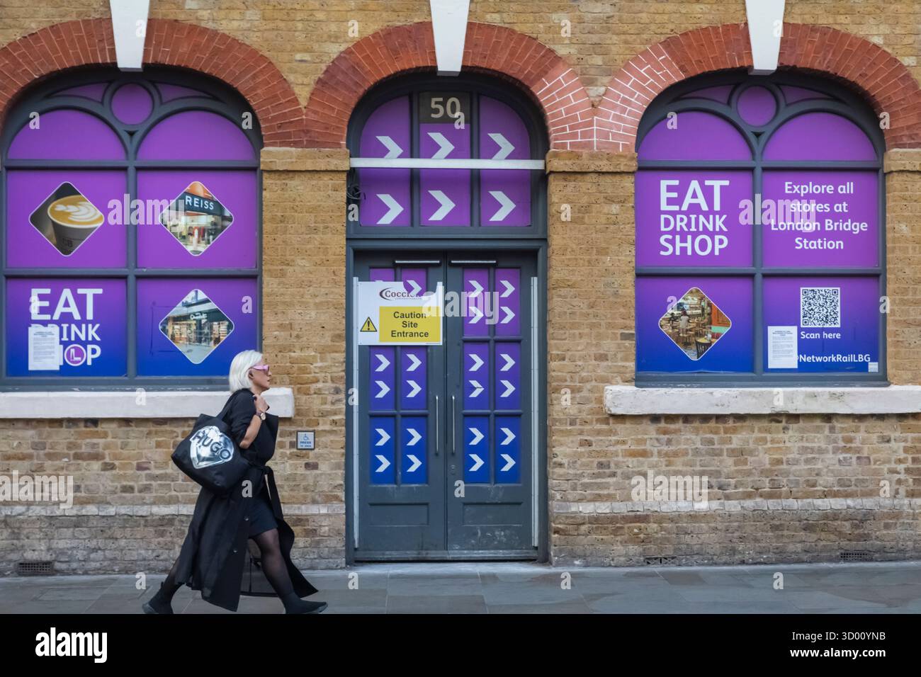 England, London, Southwark, Bahnhof London Bridge, Frau, die in der Straße läuft Stockfoto