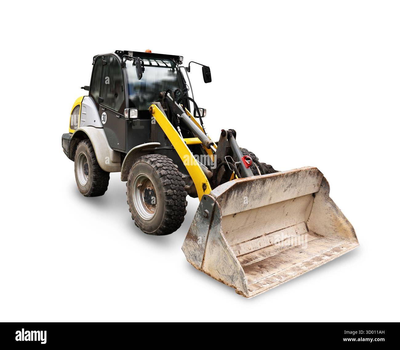 Ein kompakter Traktor mit Frontlader, isoliert auf weißem Hintergrund. Der Traktor verfügt über große Räder und eine robuste Bauweise, die für verschiedene agr geeignet ist Stockfoto