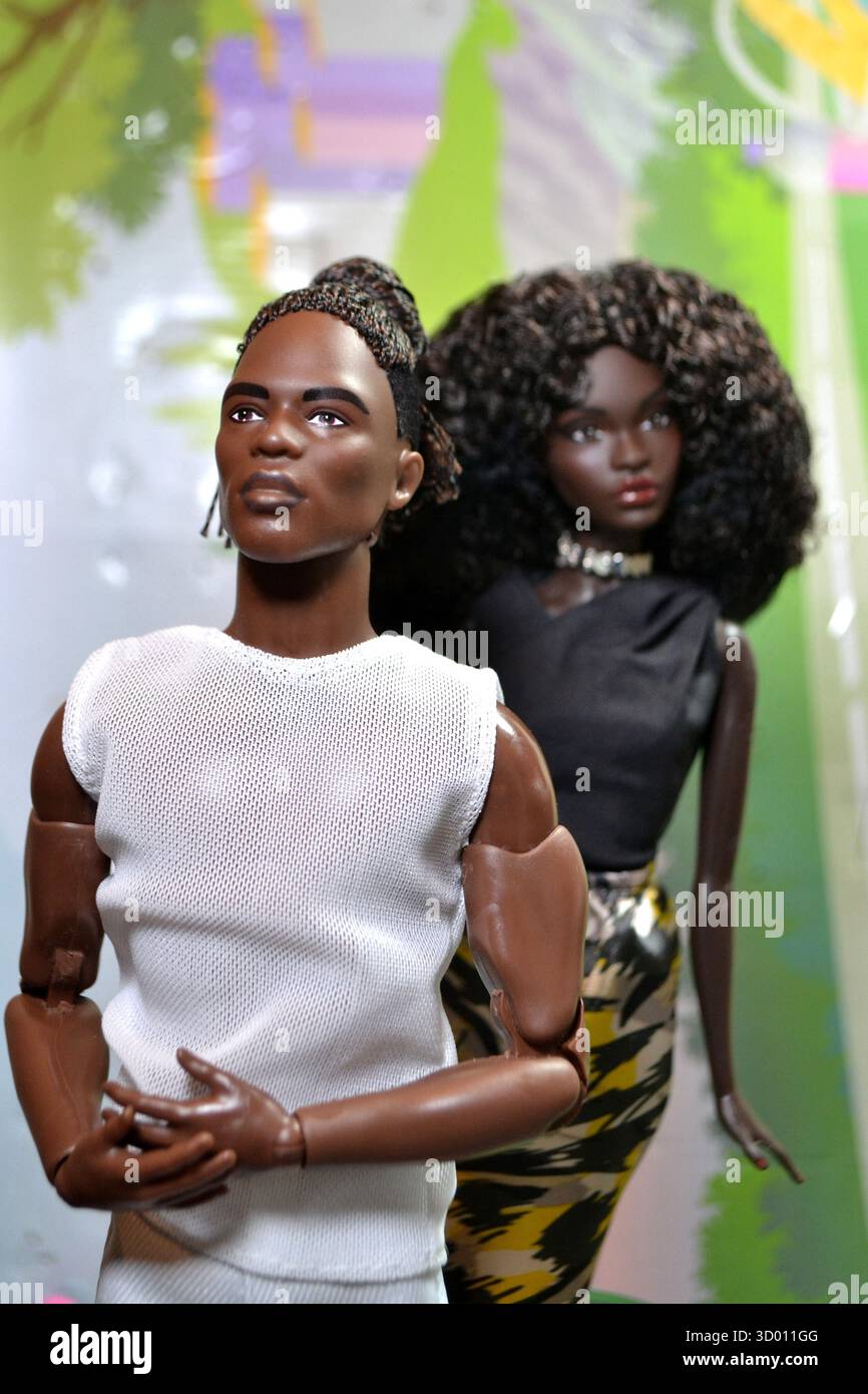 Schöne schwarze Barbie und Ken Puppen von der amerikanischen Spielwarenfirma Mattel. Stockfoto