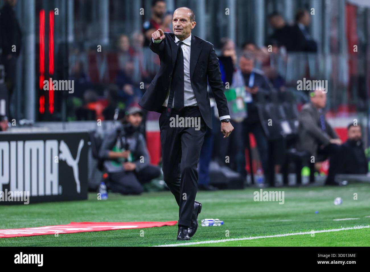 Massimiliano Allegri Head Coach des AC Mailand Gesten während des Fußballspiels der Serie A 2025/26 zwischen AC Mailand und ACF Fiorentina im San Siro Stadion in Mailand Stockfoto