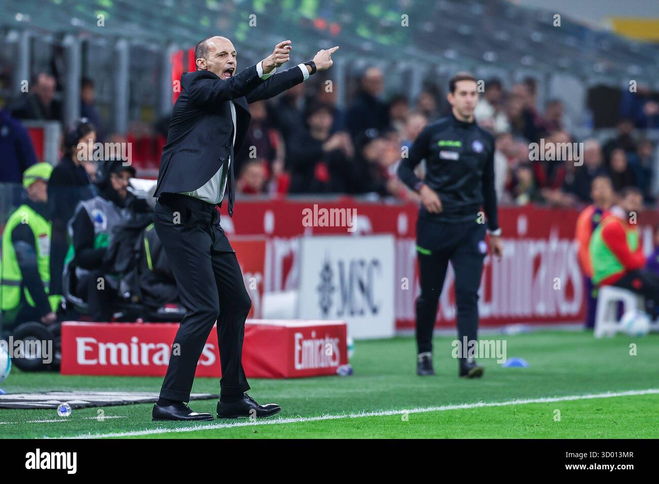 Massimiliano Allegri Head Coach des AC Mailand Gesten während des Fußballspiels der Serie A 2025/26 zwischen AC Mailand und ACF Fiorentina im San Siro Stadion in Mailand Stockfoto