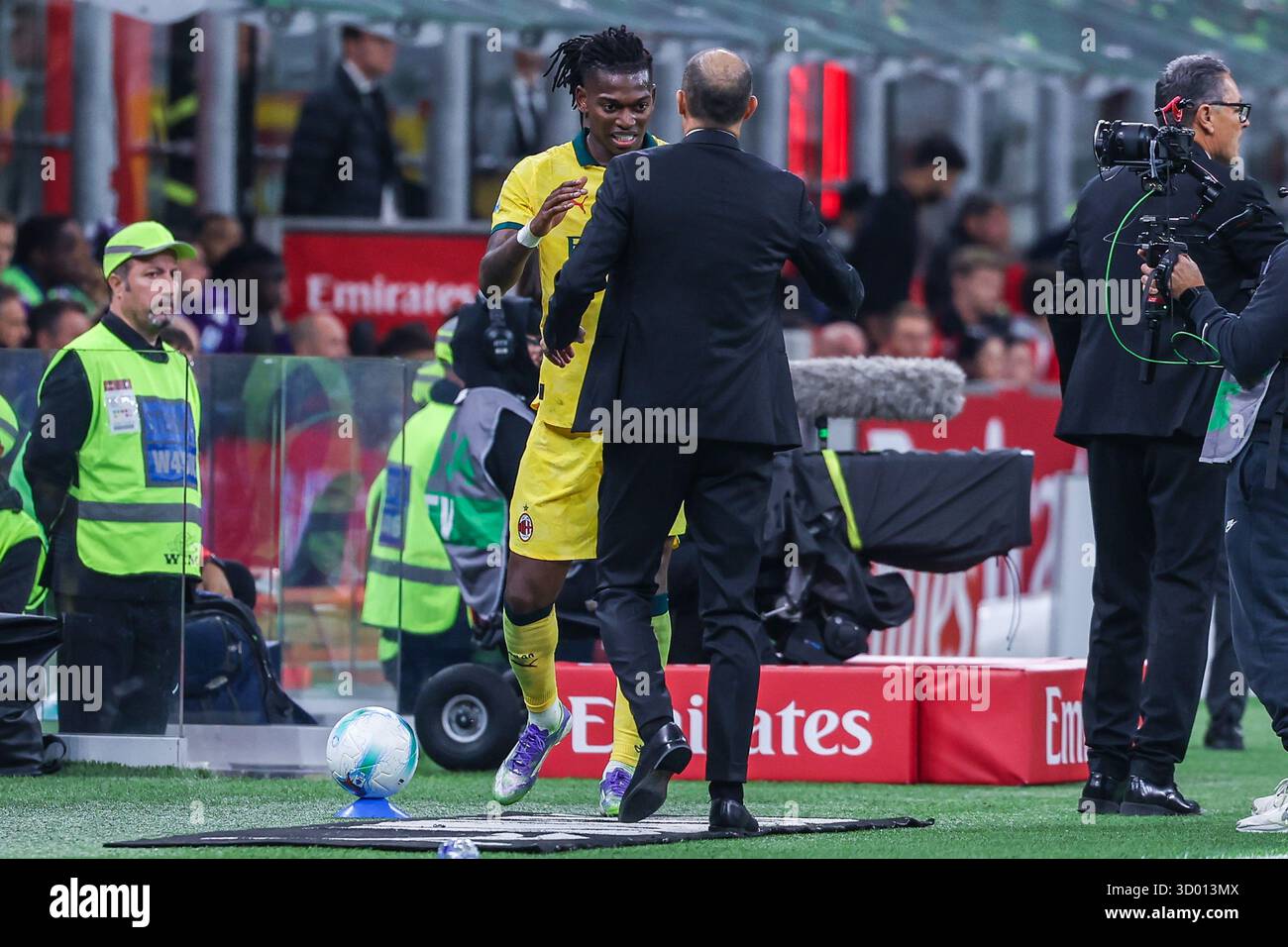 Rafael Leao vom AC Milan umarmt Massimiliano Allegri Head Coach des AC Milan während des Fußballspiels der Serie A 2025/26 zwischen AC Milan und ACF Fiorentina im San Siro Stadion in Mailand Stockfoto