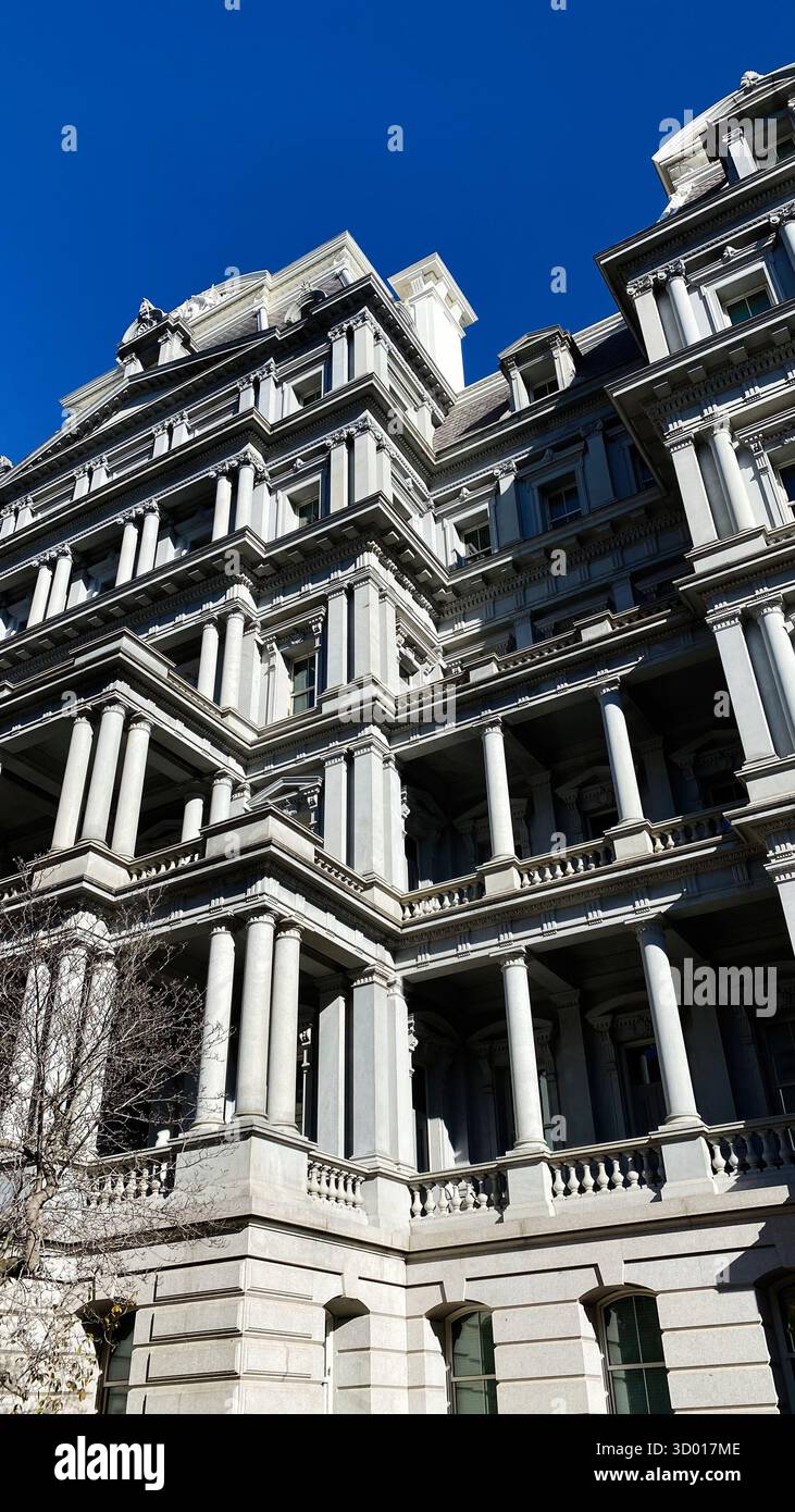 Washington, DC, USA - 22. November 2023: Große architektonische Fassade Eisenhower Executive Office Building mit Säulen und verzierten Details in Washingt Stockfoto