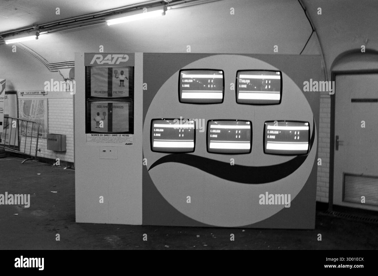 Bildschirme mit Live-Ergebnissen von French Open Tennisturnieren, die 1984 in der Pariser Metro durchgeführt wurden Stockfoto