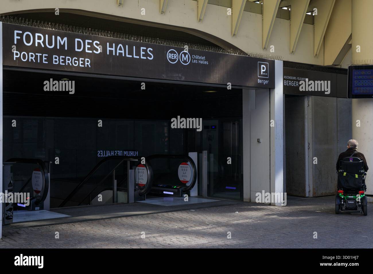 Frankreich, Region Ile de France, Paris 1. Arrondissement, les Halles, rue Berger, Forum des Halles, la Canopée, Zugang für eine Person mit eingeschränkter Mobilität im Rollstuhl, Stockfoto