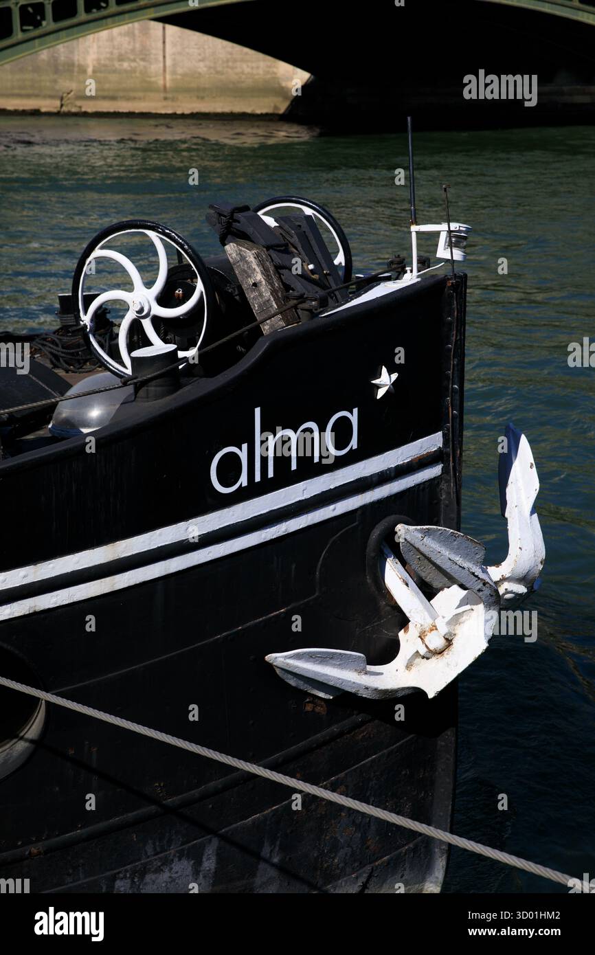 Frankreich, Region Ile de France, 5. Arrondissement Paris, Quai Saint-Bernard, Binnenschiff in der Nähe der Pont de Sully (Brücke) Stockfoto