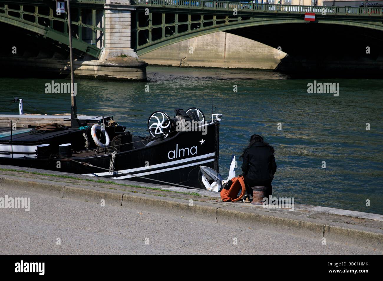 Frankreich, Region Ile de France, 5. Arrondissement Paris, Quai Saint-Bernard, Binnenschiff in der Nähe der Pont de Sully (Brücke) Stockfoto