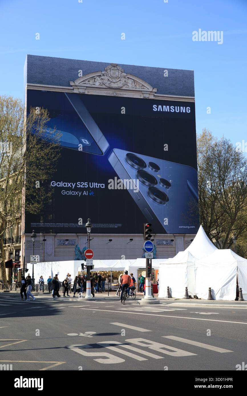 Frankreich, Region Ile de France, Paris 6. Arrondissement, Place Saint-Michel, die Fontaine Saint-Michel wird restauriert, Schutzplane für Werbung Stockfoto
