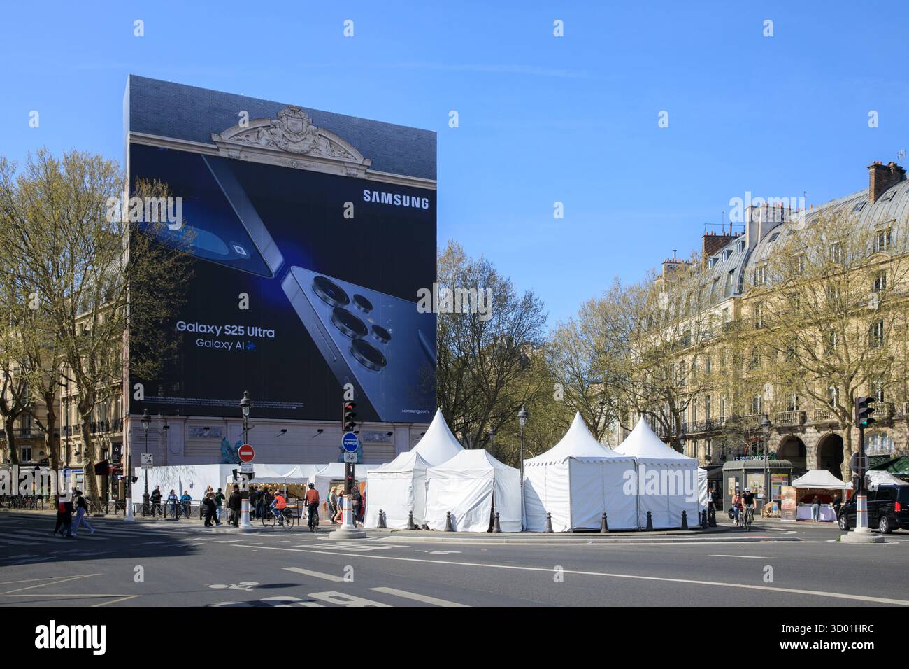 Frankreich, Region Ile de France, Paris 6. Arrondissement, Place Saint-Michel, die Fontaine Saint-Michel wird restauriert, Schutzplane für Werbung Stockfoto