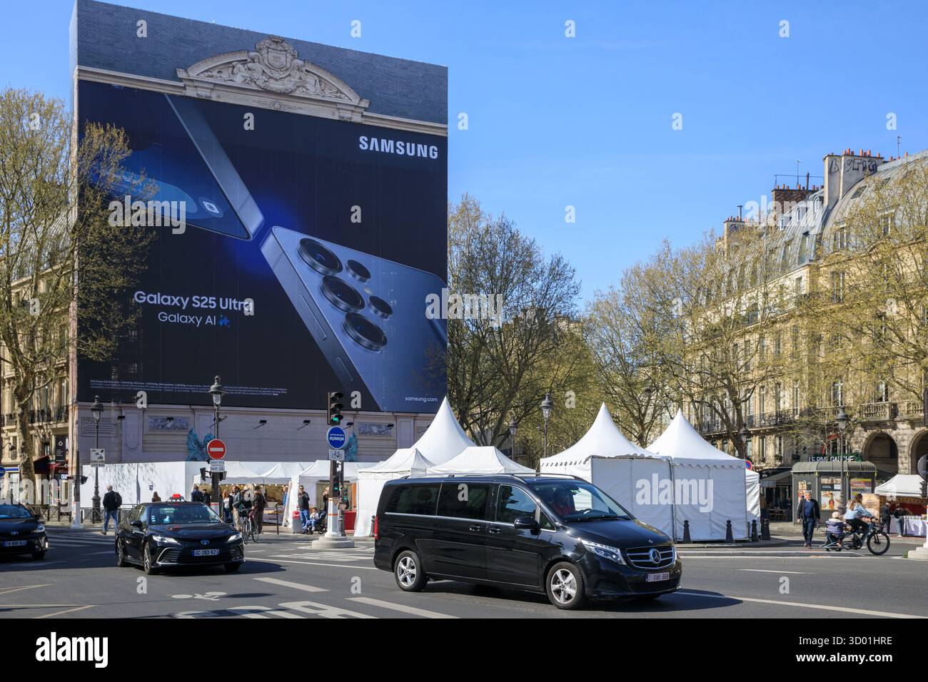 Frankreich, Region Ile de France, Paris 6. Arrondissement, Place Saint-Michel, die Fontaine Saint-Michel wird restauriert, Schutzplane für Werbung Stockfoto