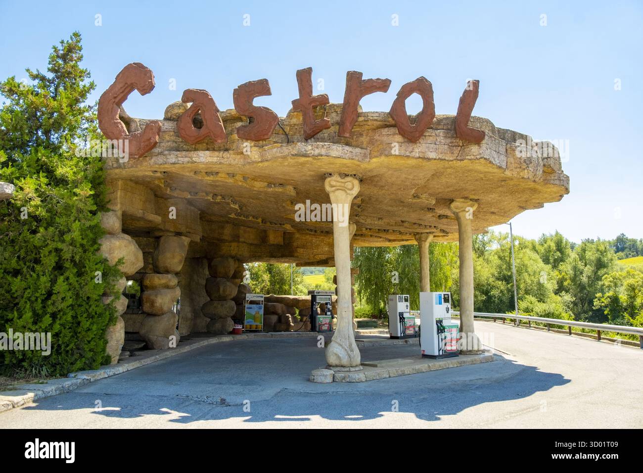 Bulgarien, Balkangebirge, Omurtag, Castrol Flinstone-Tankstelle in Form einer Höhle an der Autobahn E772 Stockfoto