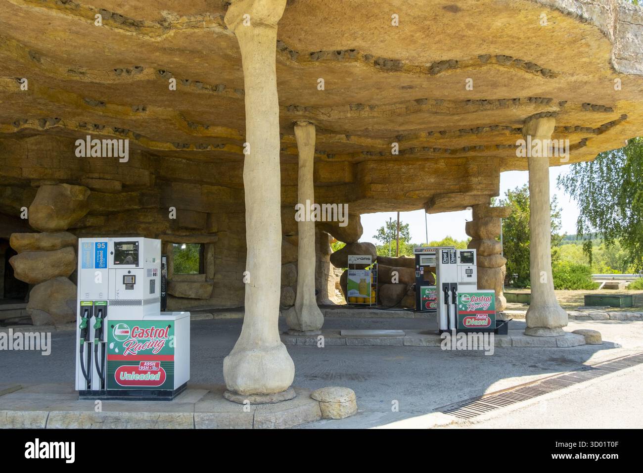 Bulgarien, Balkangebirge, Omurtag, Castrol Flinstone-Tankstelle in Form einer Höhle an der Autobahn E772 Stockfoto