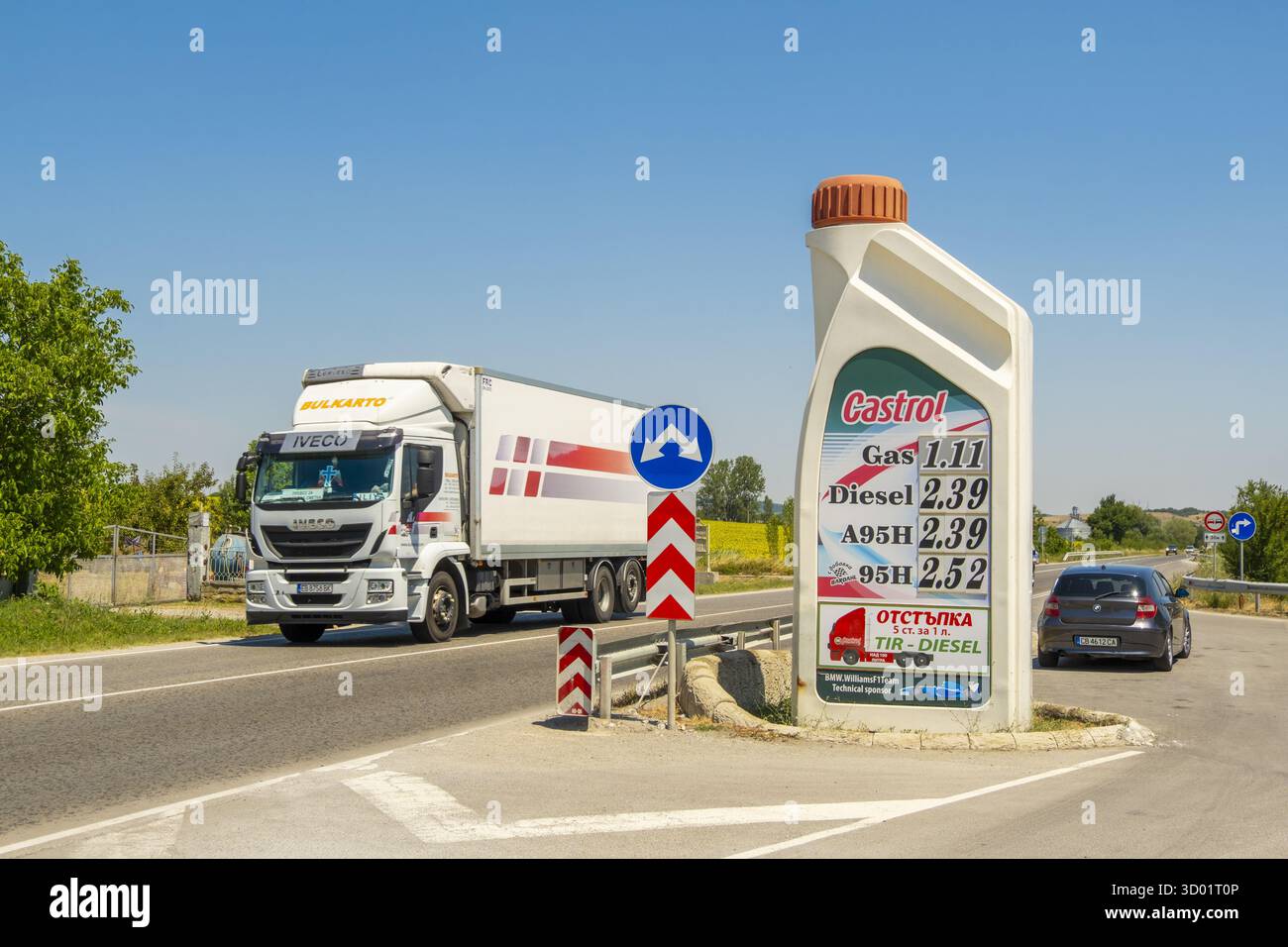 Bulgarien, Balkangebirge, Omurtag, Castrol Flinstone-Tankstelle in Form einer Höhle an der Autobahn E772 Stockfoto