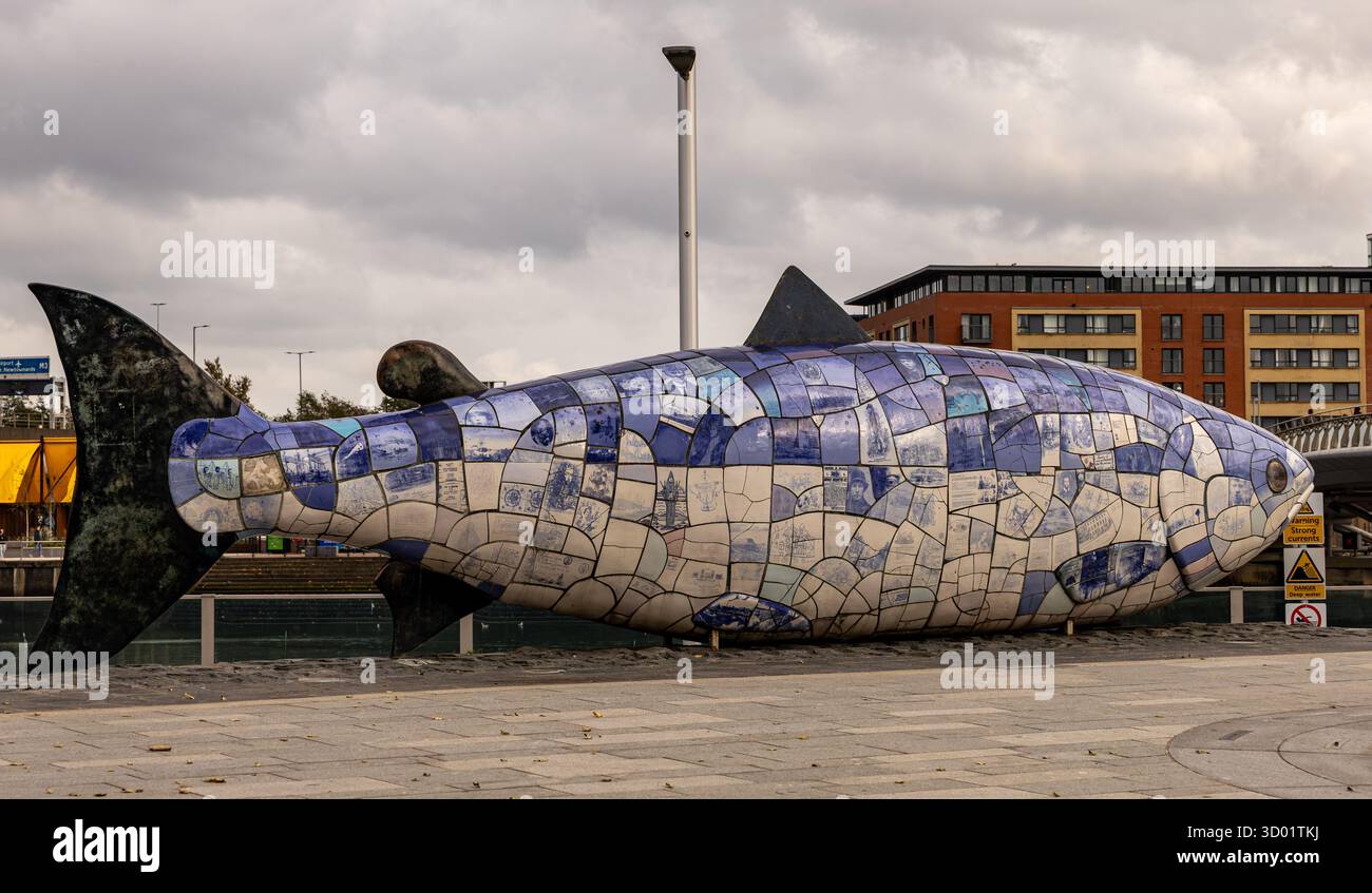 Die Mosaikskulptur Big Fish in Belfast aus Keramikfliesen mit historischen Bildern und Text an einem bewölkten Tag Stockfoto