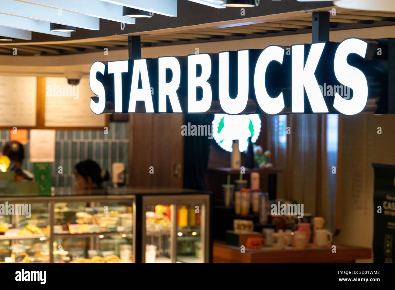 Hongkong, China. Oktober 2025. Starbucks Coffee Store und Logo der multinationalen amerikanischen Starbucks-Kette. Quelle: SOPA Images Limited/Alamy Live News Stockfoto
