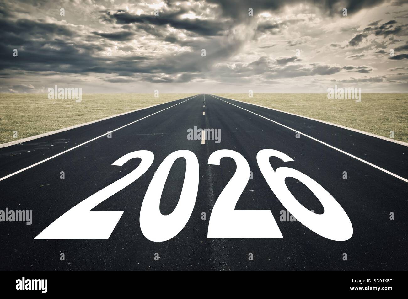 2026 Straßenperspektive, dunkle Wolken, Neujahrskrisen Stockfoto