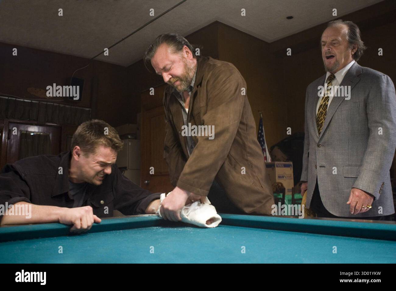 The Departed ist ein US-amerikanischer Krimi-Thriller von Martin Scorsese aus dem Jahr 2006, der von William Monahan geschrieben wurde. Es ist sowohl ein englischsprachiges Remake des Hongkonger Films Infernal Affairs aus dem Jahr 2002 als auch lose auf der realen Boston Winter Hill Gang basiert; die Figur Colin Sullivan basiert auf dem FBI-Agenten John Connolly, während die Figur Frank Costello auf dem irisch-amerikanischen Gangster und Kriminalboss Whitey Bulger basiert. Die Hauptrollen sind Leonardo DiCaprio, Matt Damon, Jack Nicholson und Mark Wahlberg mit Martin Sheen, und Ray Winstone. Stockfoto