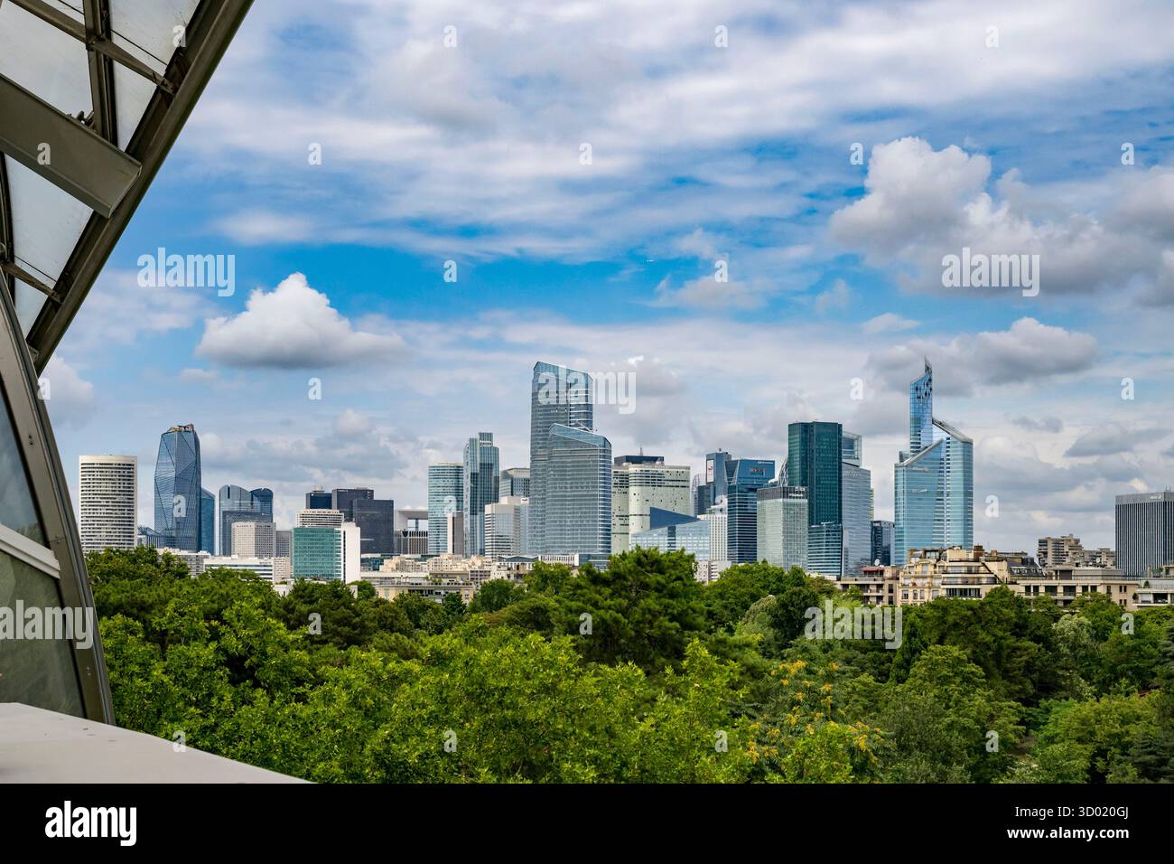 Frankreich, Paris, die Gebäude von La Défense aus der Louis Vuitton Foundation von dem Architekten Frank Gehry im Bois de Boulogne Stockfoto