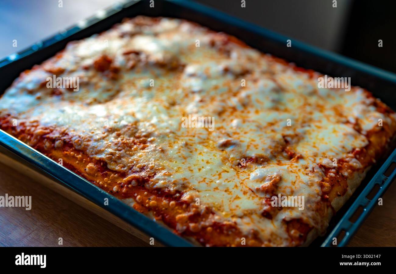 Klassische sizilianische Pizza mit dickem Kruste, die verzehrfertig ist. Stockfoto