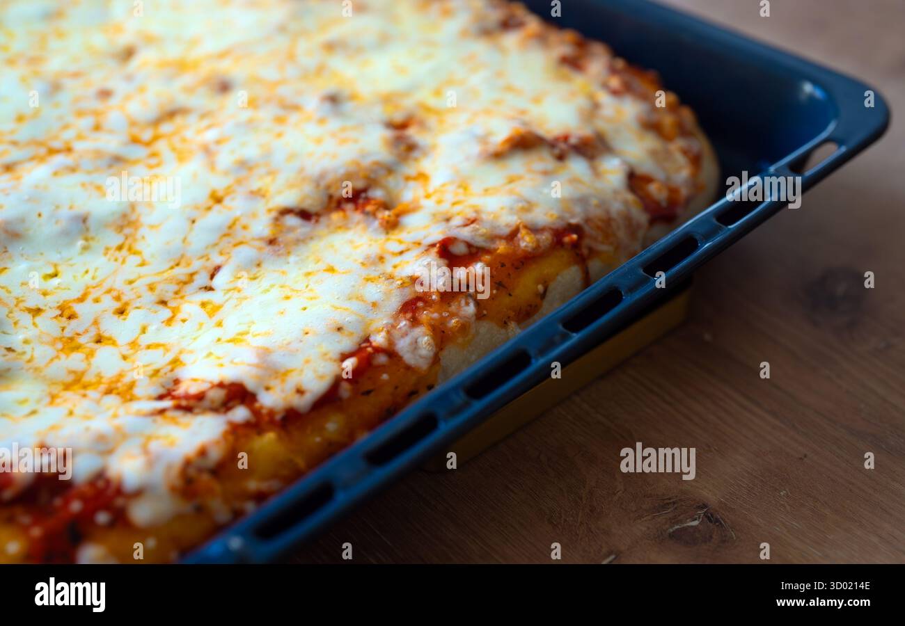 Klassische sizilianische Pizza mit dickem Kruste, die verzehrfertig ist. Stockfoto
