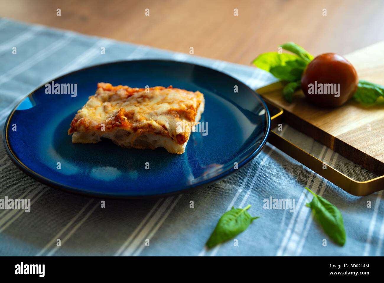 Klassische sizilianische Pizza mit dickem Kruste, die verzehrfertig ist. Stockfoto