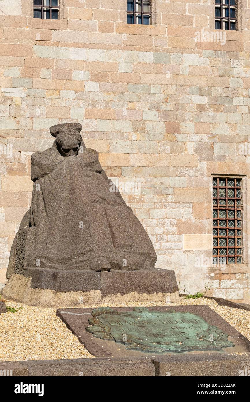Frankreich, Cotes d'Armor, Treguier, historisches Zentrum, Kriegsdenkmal, der Spitzname La Douleur (der Schmerz) veranschaulicht den Schmerz einer bretonischen Frau in einem trauerumhang von dem Bildhauer Francis Renaud Stockfoto