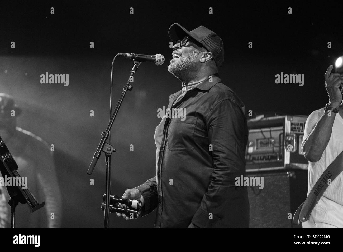 CYMANDE, KONZERT, 2025: Raymond Simpson Sänger der legendären, bahnbrechenden britischen Dancefloor-Funk-Band Cymande Headline auf der Far Out Stage. Brecon, Wales, Großbritannien, 17. August 2025. Das Green Man Festival 2025. Foto: Rob Watkins/Alamy Live News. INFO: Cymande ist eine britische Funk- und Soul-Band, die 1971 in London gegründet wurde. Die Mischung aus Funk, Reggae, Jazz und afro-karibischen Rhythmen, deren sozial bewusste Texte und ansteckende Grooves – wie On The Message – beeinflussten Funk, Hip Hop und Dance-Musik weltweit. Stockfoto