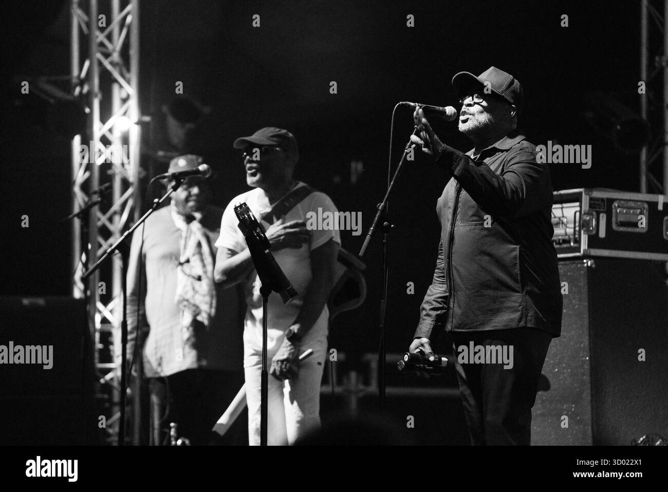 CYMANDE, KONZERT, 2025: Raymond Simpson Sänger der legendären, bahnbrechenden britischen Dancefloor-Funk-Band Cymande Headline auf der Far Out Stage. Brecon, Wales, Großbritannien, 17. August 2025. Das Green Man Festival 2025. Foto: Rob Watkins/Alamy Live News. INFO: Cymande ist eine britische Funk- und Soul-Band, die 1971 in London gegründet wurde. Die Mischung aus Funk, Reggae, Jazz und afro-karibischen Rhythmen, deren sozial bewusste Texte und ansteckende Grooves – wie On The Message – beeinflussten Funk, Hip Hop und Dance-Musik weltweit. Stockfoto