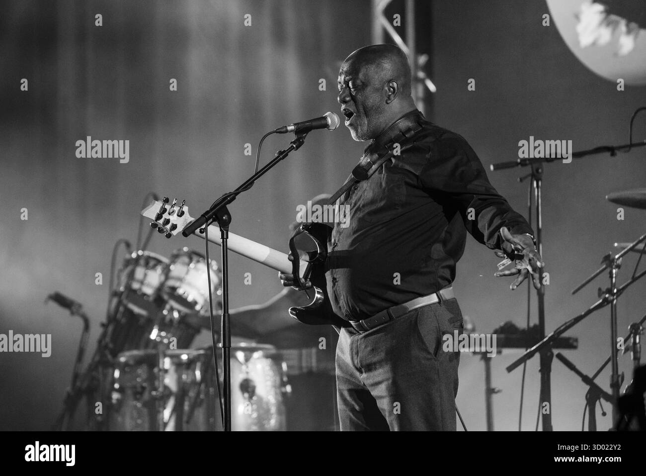 CYMANDE, KONZERT, 2025: Patrick Patterson von der legendären, bahnbrechenden britischen Dancefloor-Funk-Band Cymande Headline auf der Far Out Stage. Brecon, Wales, Großbritannien, 17. August 2025. Das Green Man Festival 2025. Foto: Rob Watkins/Alamy Live News. INFO: Cymande ist eine britische Funk- und Soul-Band, die 1971 in London gegründet wurde. Die Mischung aus Funk, Reggae, Jazz und afro-karibischen Rhythmen, deren sozial bewusste Texte und ansteckende Grooves – wie On The Message – beeinflussten Funk, Hip Hop und Dance-Musik weltweit. Stockfoto