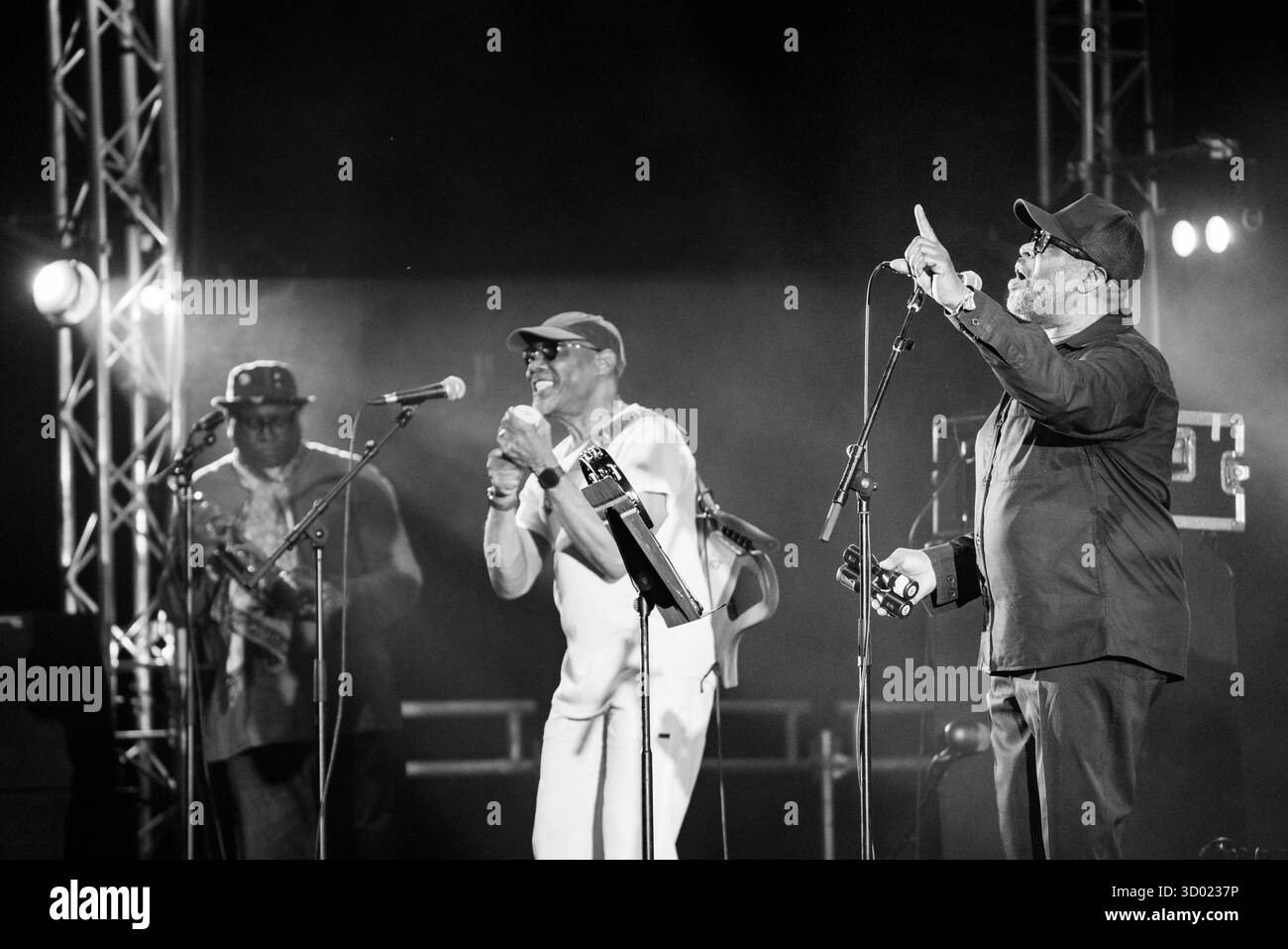 CYMANDE, KONZERT, 2025: Raymond Simpson Sänger der legendären, bahnbrechenden britischen Dancefloor-Funk-Band Cymande Headline auf der Far Out Stage. Brecon, Wales, Großbritannien, 17. August 2025. Das Green Man Festival 2025. Foto: Rob Watkins/Alamy Live News. INFO: Cymande ist eine britische Funk- und Soul-Band, die 1971 in London gegründet wurde. Die Mischung aus Funk, Reggae, Jazz und afro-karibischen Rhythmen, deren sozial bewusste Texte und ansteckende Grooves – wie On The Message – beeinflussten Funk, Hip Hop und Dance-Musik weltweit. Stockfoto